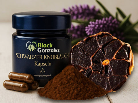 Schwarzer Knoblauch Kapseln und Knolle auf hellem Holztisch