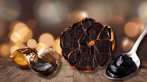 Schwarzer Knoblauch mit mild-süßlichem Geschmack, Noten von Balsamico, Lakritz und Pflaume, weich und karamellartig gereift.