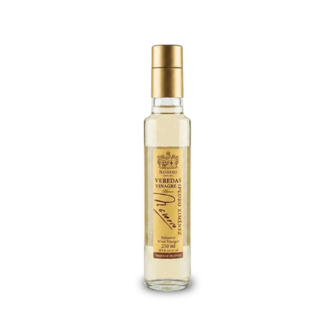 Flasche weißer Balsamico-Essig auf weißem Hintergrund – edler Essig für Feinschmecker und Küche