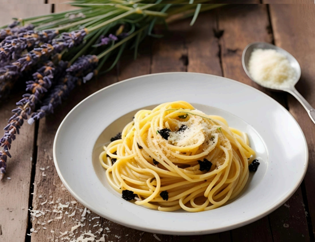 Pasta mit schwarzem Knoblauch