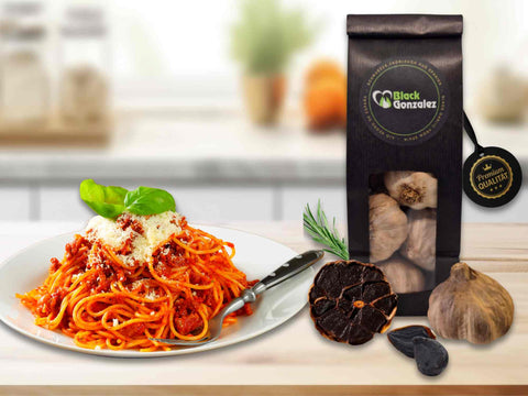 Spaghetti Bolognese mit schwarzem Knoblauch