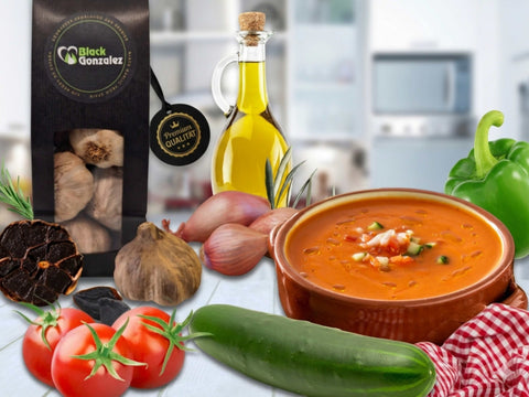 Schwarzer Knoblauch in Gazpacho