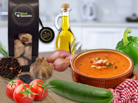 Schwarzer Knoblauch in Gazpacho