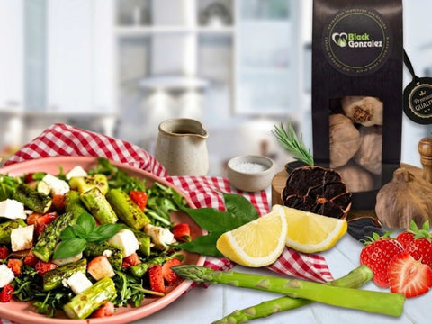 Spargel Erdbeer Salat mit schwarzem Knoblauch Rezept