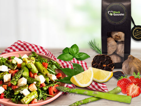 Spargel Erdbeer Salat mit schwarzem Knoblauch Rezept