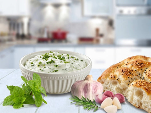 Haydari selber machen – türkischer Joghurt-Dip mit Käse & Minze