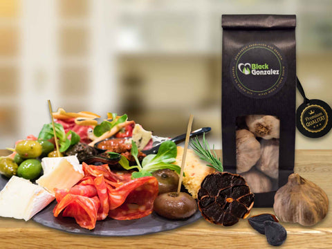 Antipasti mit schwarzem Knoblauch