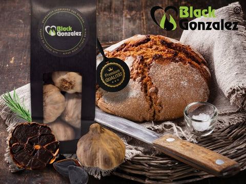 Brot backen mit schwarzem Knoblauch