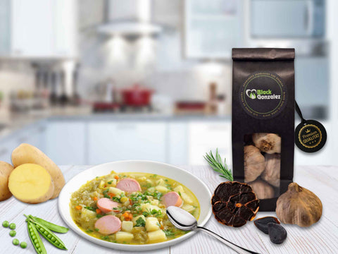 Erbsensuppe mit schwarzem Knoblauch