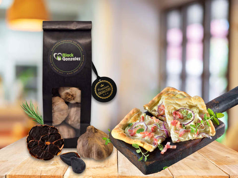 Flammkuchen mit schwarzem Knoblauch