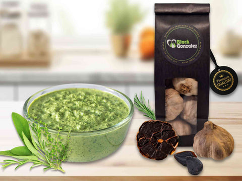 Grüne Sauce mit schwarzem Knoblauch