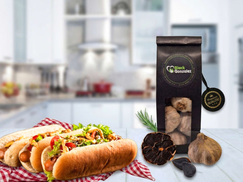 Hotdogs mit schwarzem Knoblauch