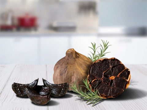 Schwarzer Knoblauch: Knollen oder geschält