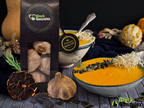 Kürbissuppe mit schwarzem Knoblauch