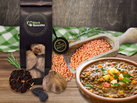 Linsensuppe mit schwarzem Knoblauch