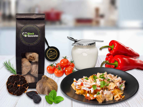 Türkische Manti mit schwarzem Knoblauch