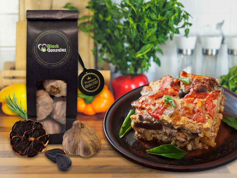 Griechische Moussaka verfeinert mit schwarzem Knoblauch Rezept