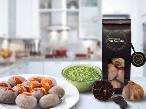 Papas arrugadas, Mojo Verde, Mojo Rojo und schwarzer Knoblauch