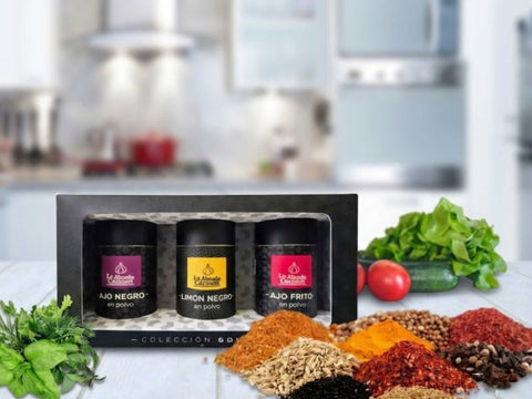 Schwarzer und frittierter Knoblauch und schwarze Zitrone