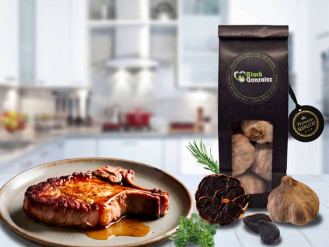 Steak mit schwarzem Knoblauch