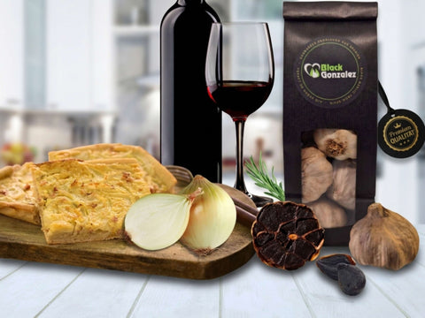 Zwiebelkuchen mit schwarzem Knoblauch