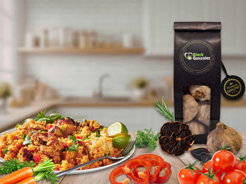 Spanische Reispfanne mit schwarzem Knoblauch