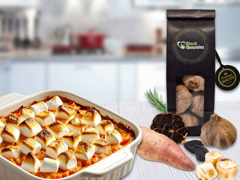 Amerikanischer Süßkartoffelauflauf mit Marshmallows – das Originalrezept mit einem Hauch schwarzen Knoblauchs 