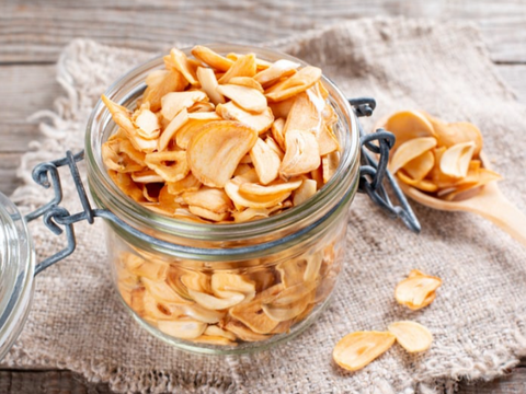 Getrockneter Knoblauch: Knoblauchflocken aus violettem Knoblauch