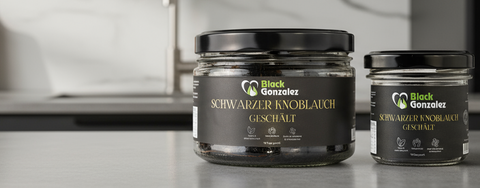 Schwarzer Knoblauch Geschaelt auf Kuechentisch