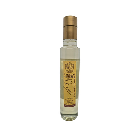 Flasche weißer Balsamico-Essig auf weißem Hintergrund – edler Essig für Feinschmecker und Küche