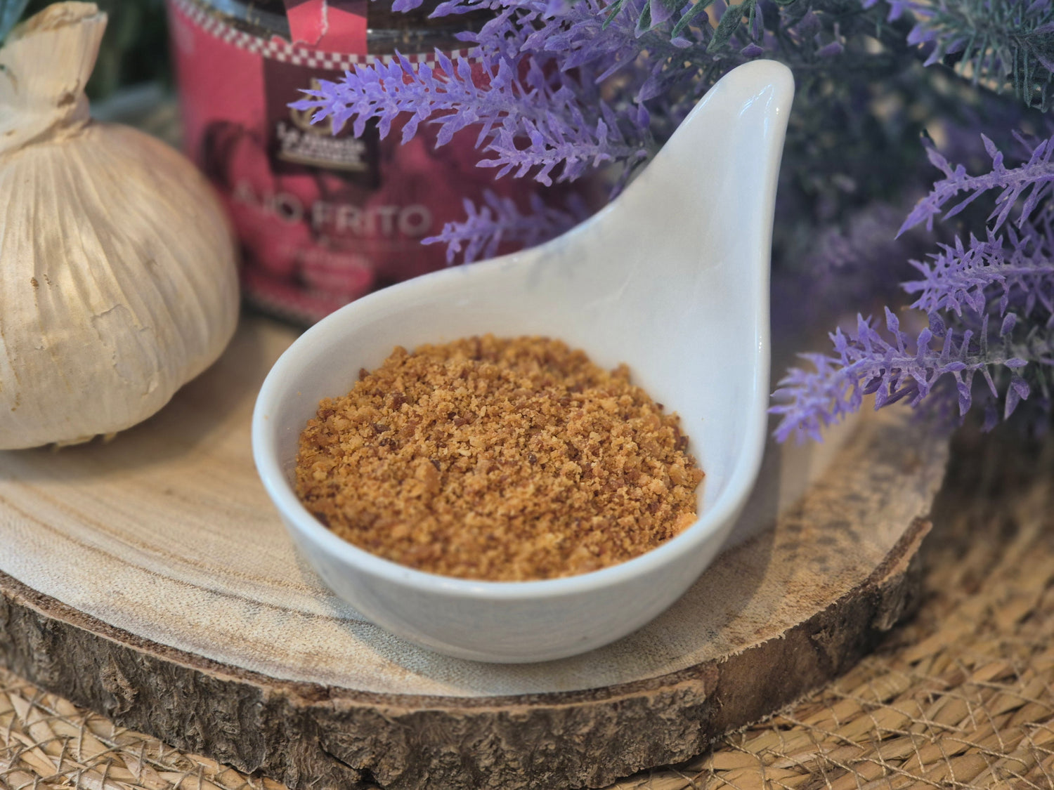 Frittierter Knobauch ist knusprig und aromatisch