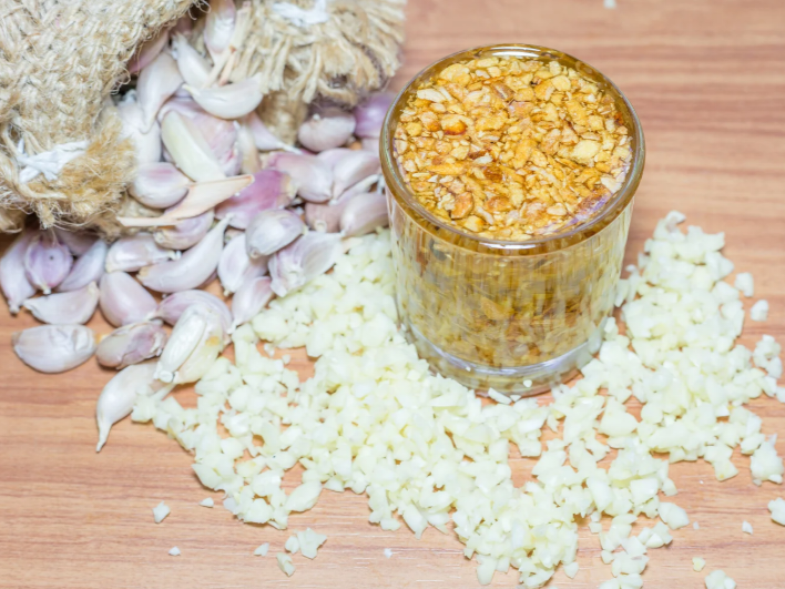Knoblauch-Spezialitäten: Frisch, getrocknet, gehackt, frittiert und geräuchert.