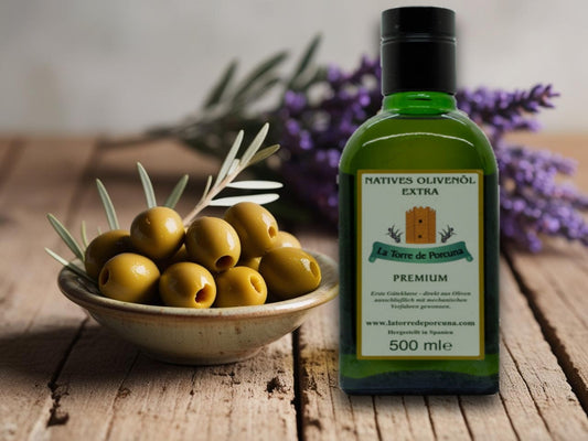 Unser Olivenöl besticht durch seine Frische, das angenehme Aroma von frisch gemähten Wildkräutern sowie eine pfeffrige Schärfe und harmonische Bitternoten.