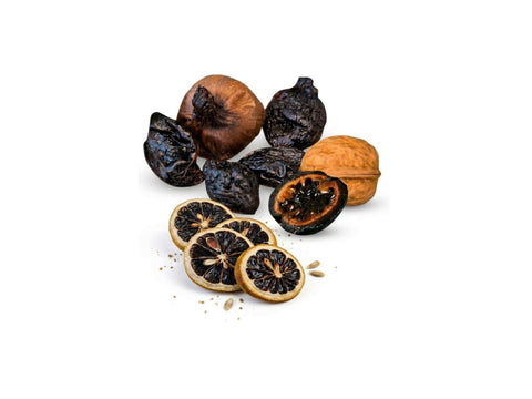 Schwarze Zwiebeln, schwarze Zitronen und schwarze Nüsse