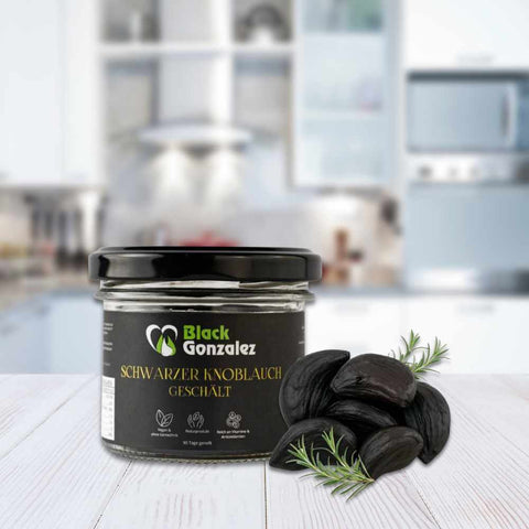 Ein Glas geschälter schwarzer Knoblauch mit geschälten Zehen