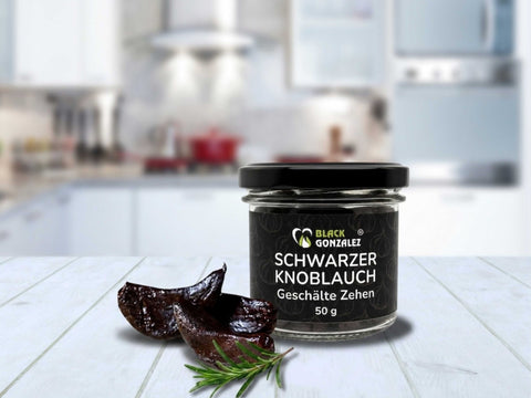 Schwarzer Knoblauch geschälte Zehen ohne Schale