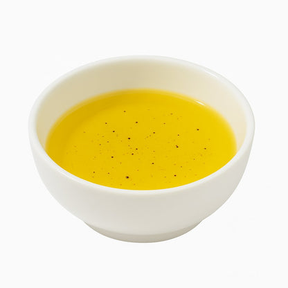 Flasche Olivenöl mit schwarzer Knoblauch