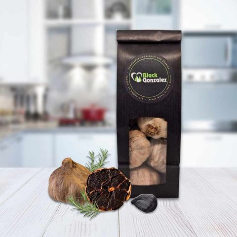 Eine Tute mit schwarzen Knoblauch Knollen