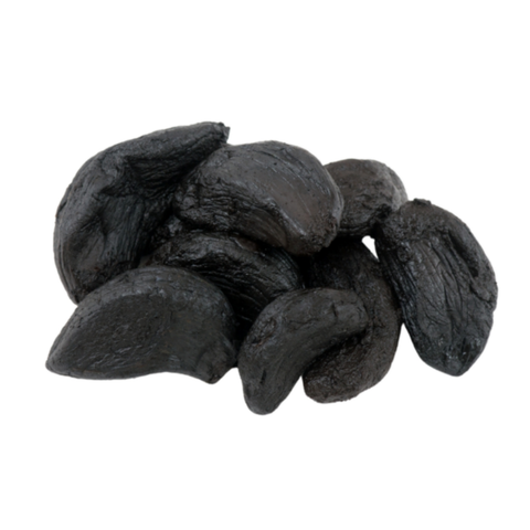 Geschälte schwarze Knoblauchzehen – fermentiertes Knoblauchprodukt, bereit zum Verzehr