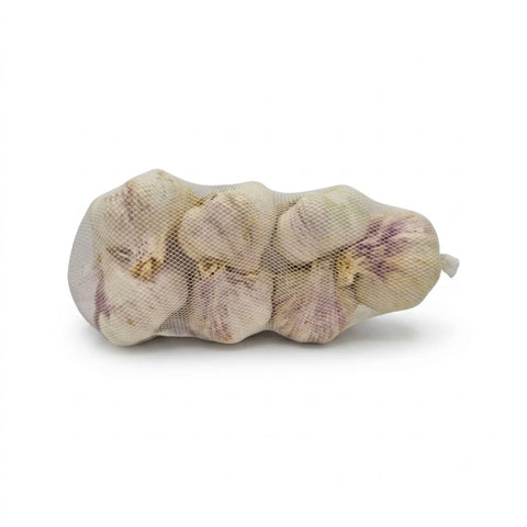 Netz mit fünf Knollen violettem Früh-Knoblauch, Produktfoto auf weißem Hintergrund