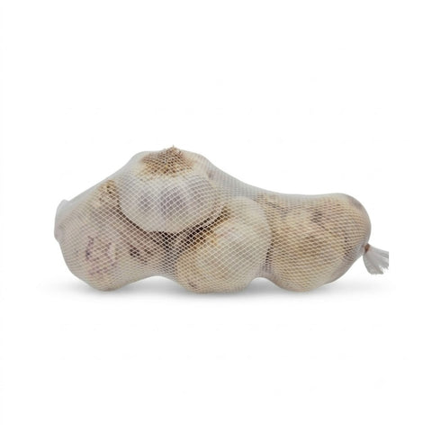 Netz mit vier Knollen violettem Früh Knoblauch, Produktfoto auf weißem Hintergrund